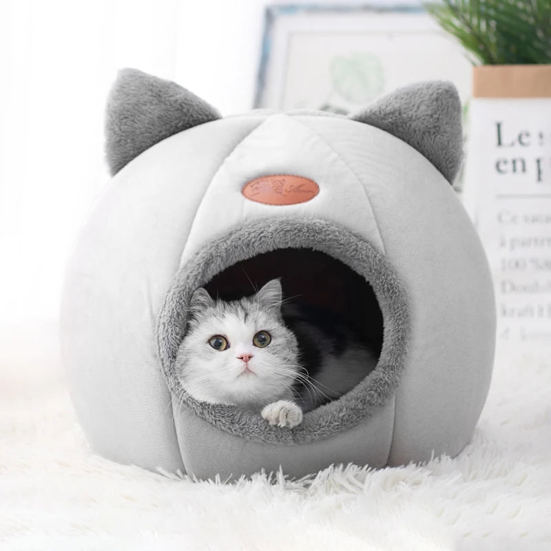 Cat bed with comfort for deep winter sleep