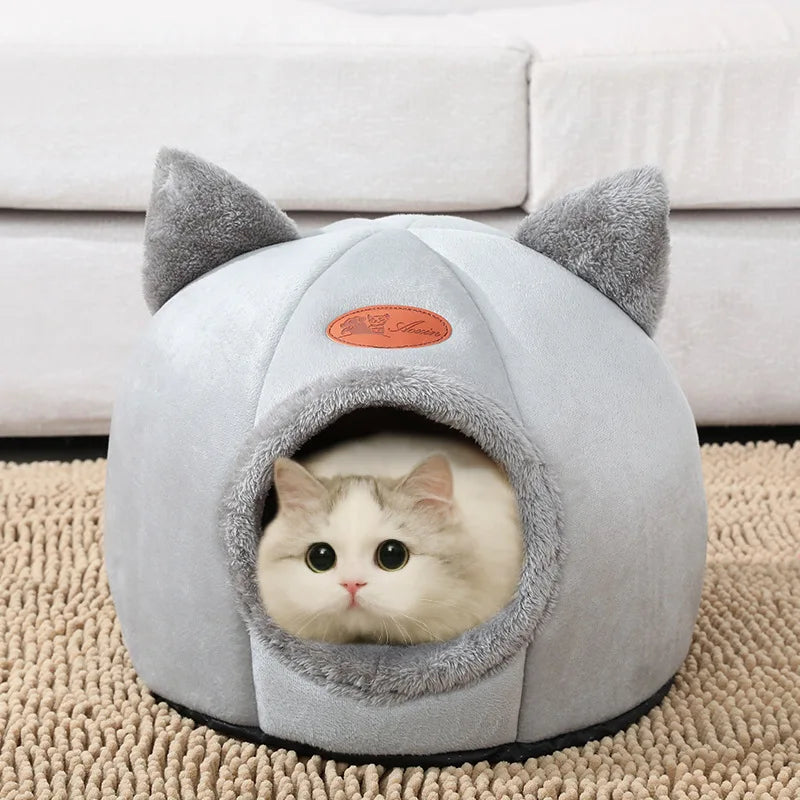 Cat bed with comfort for deep winter sleep