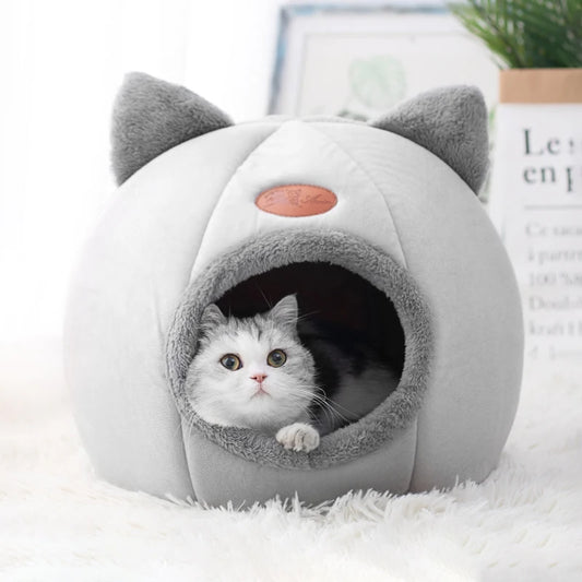 Cat bed with comfort for deep winter sleep