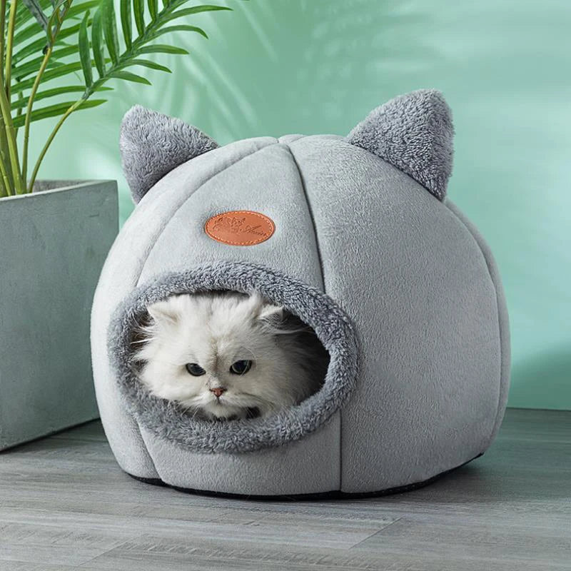 Cat bed with comfort for deep winter sleep