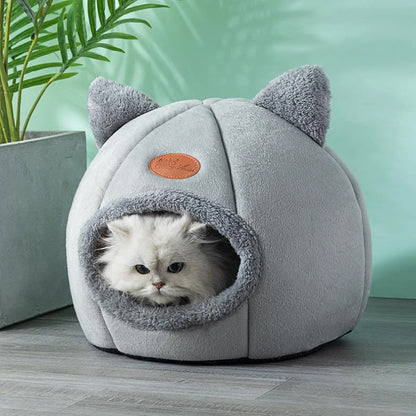 Cat bed with comfort for deep winter sleep