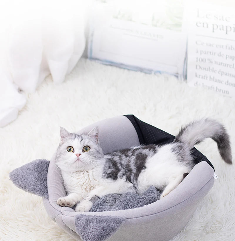 Cat bed with comfort for deep winter sleep