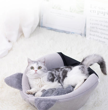 Cat bed with comfort for deep winter sleep