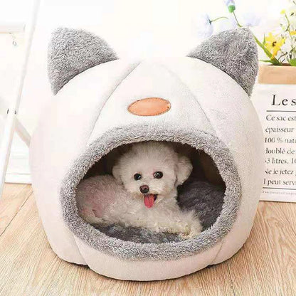 Cat bed with comfort for deep winter sleep