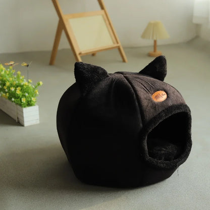 Cat bed with comfort for deep winter sleep