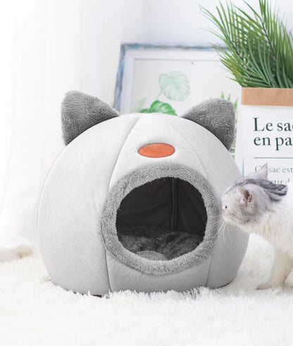 Cat bed with comfort for deep winter sleep